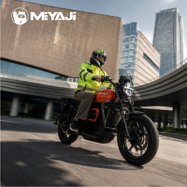 Electric motorcycle operating in the city